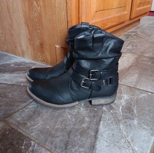 Ladies Patrizia Black Boots With Side Zipper And Buckle Accents Sz. 8